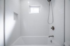 modern-white-bathtub-design-with-chrome-fixtures-1536x1024