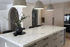 kitchen-island-with-marble-countertop-and-pendant-lights