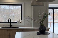 kitchen-island-with-marble-top-and-pendant-lights
